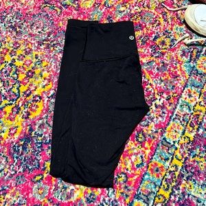 Lululemon black wunder unders 28’ size 2